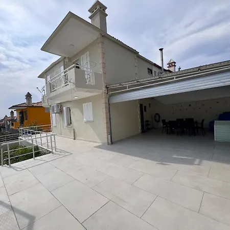 Hébergement de vacances Stylish 3br Duplex With Sea View In *